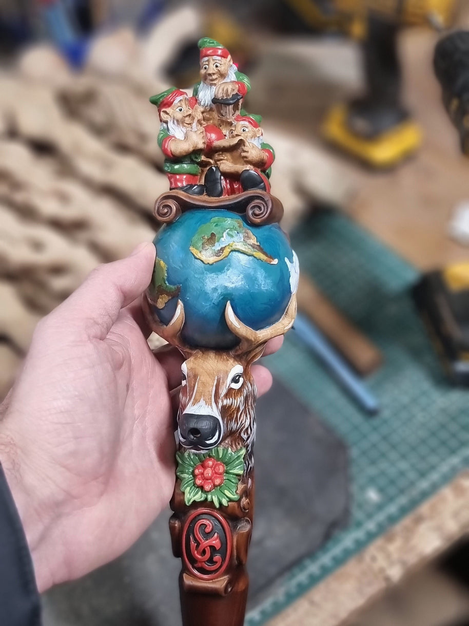 Bâton de marche en bois pour le Père Noël, canne sculptée avec le renne Rudolph et des lutins