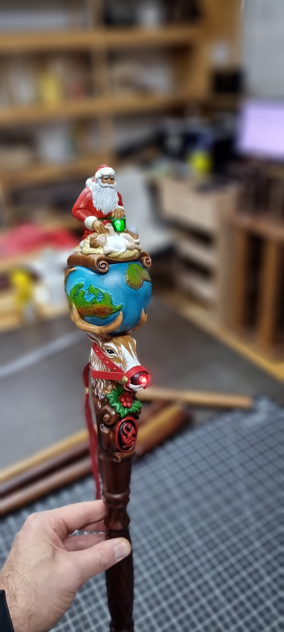 Bâton de marche en bois pour le Père Noël, sculpté de Rudolph le renne et de l'Enfant Jésus