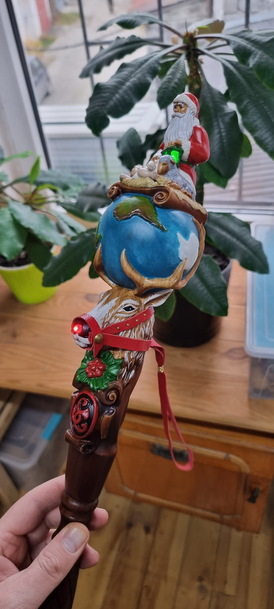 Bâton de marche en bois pour le Père Noël, sculpté de Rudolph le renne et de l'Enfant Jésus
