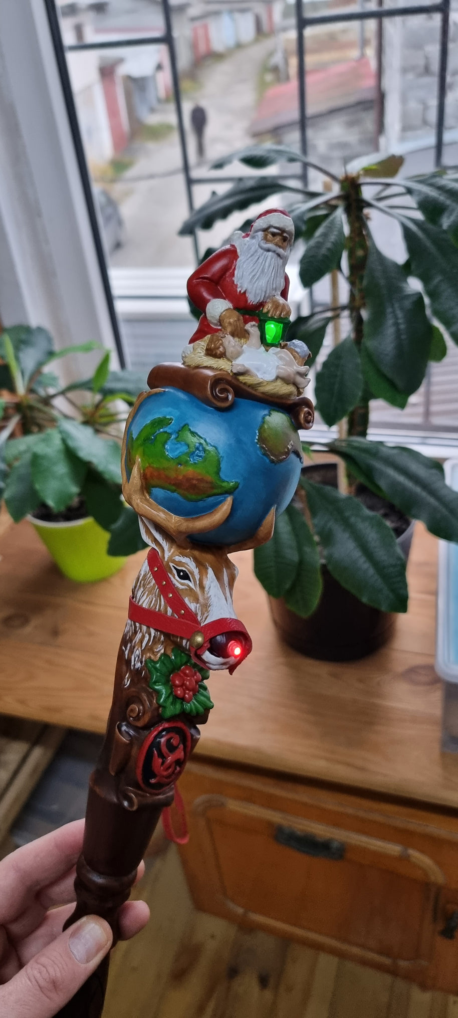 Bâton de marche en bois pour le Père Noël, sculpté de Rudolph le renne et de l'Enfant Jésus
