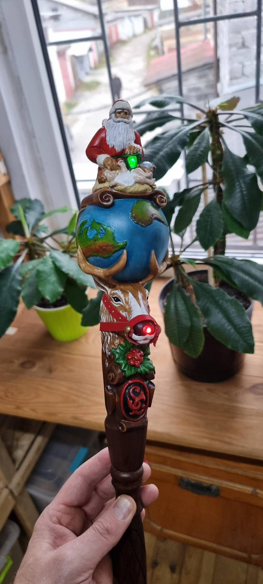 Bâton de marche en bois pour le Père Noël, sculpté de Rudolph le renne et de l'Enfant Jésus