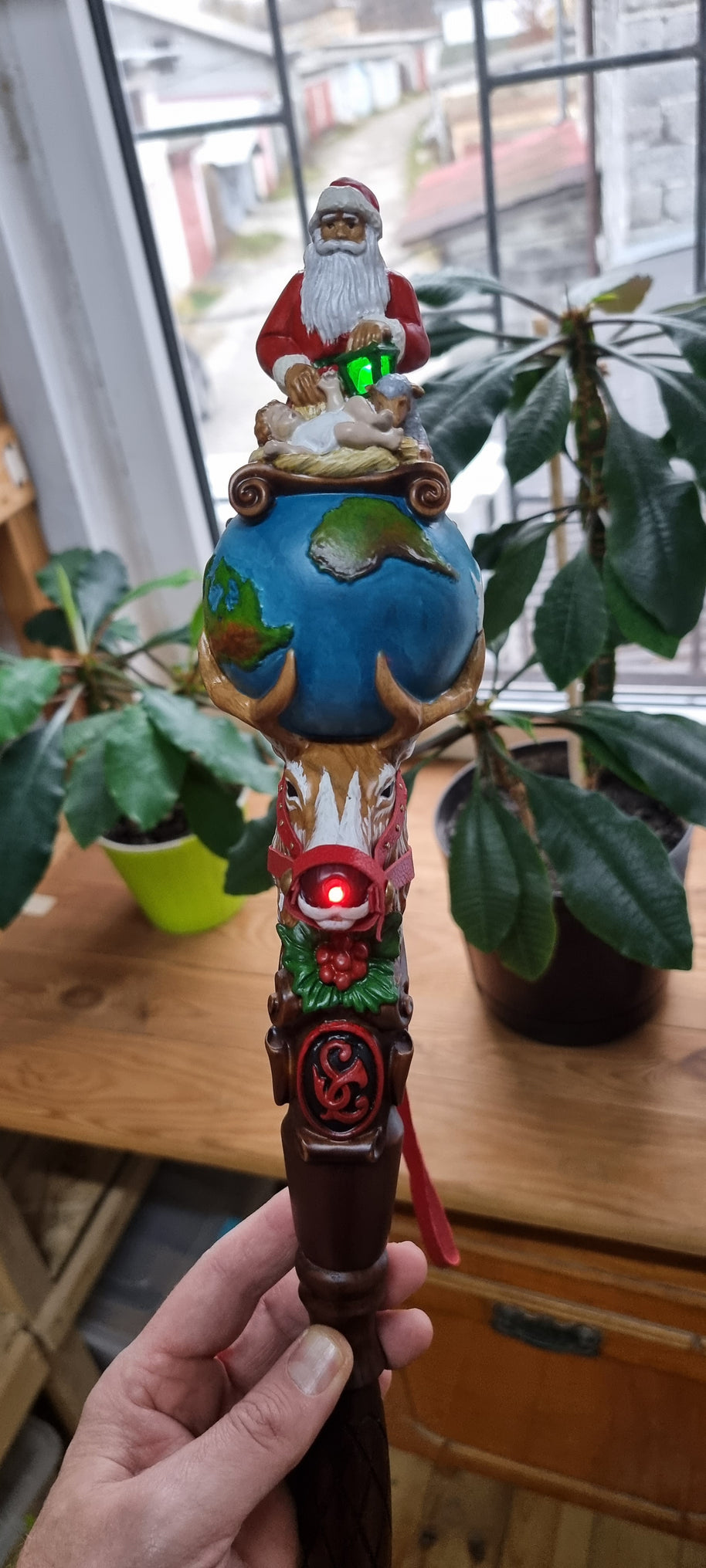 Bâton de marche en bois pour le Père Noël, sculpté de Rudolph le renne et de l'Enfant Jésus