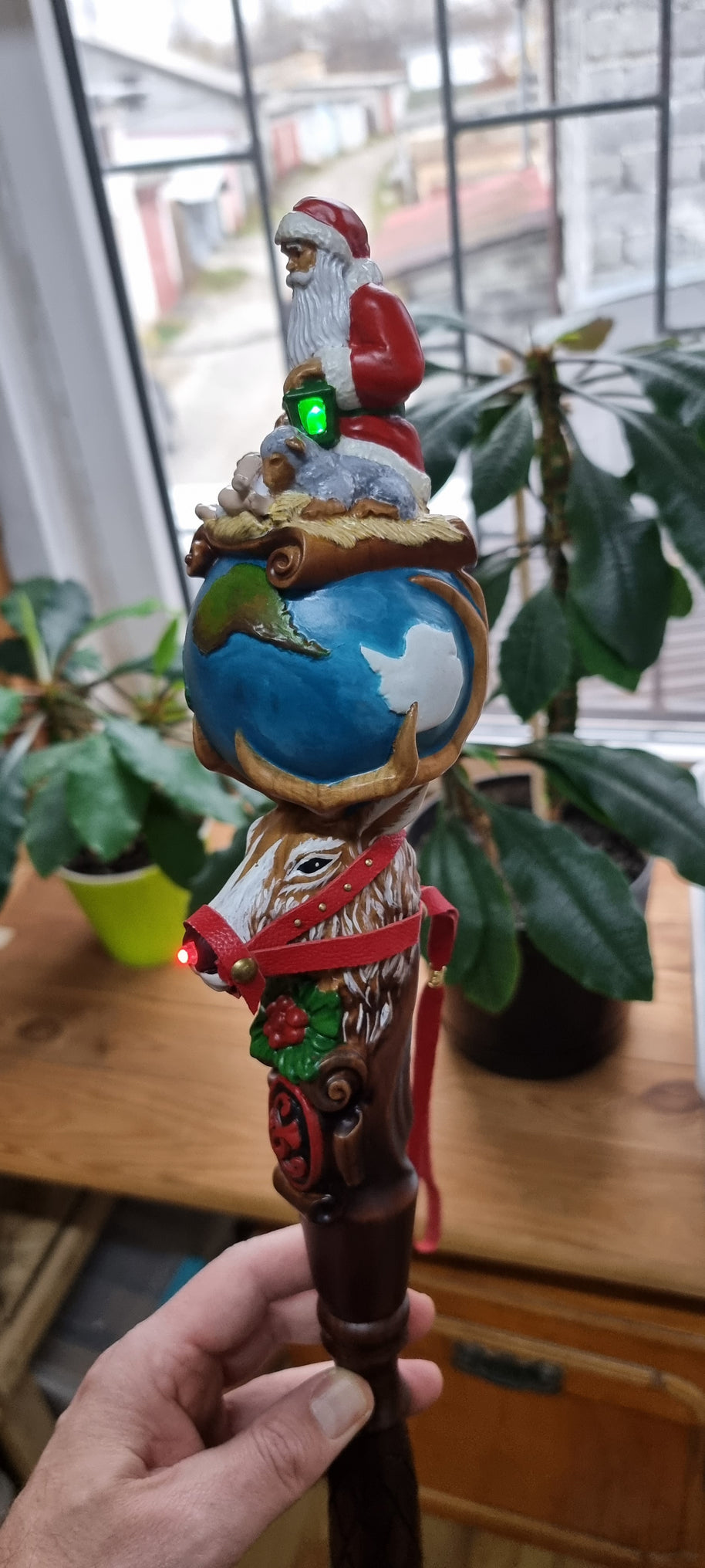 Bâton de marche en bois pour le Père Noël, sculpté de Rudolph le renne et de l'Enfant Jésus