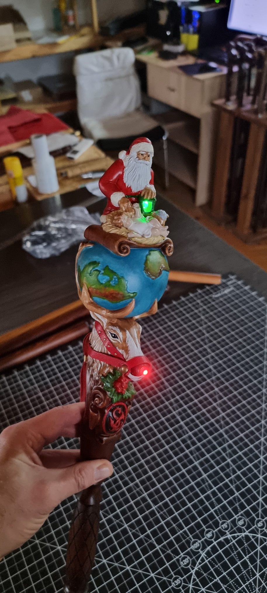 Bâton de marche en bois pour le Père Noël, sculpté de Rudolph le renne et de l'Enfant Jésus