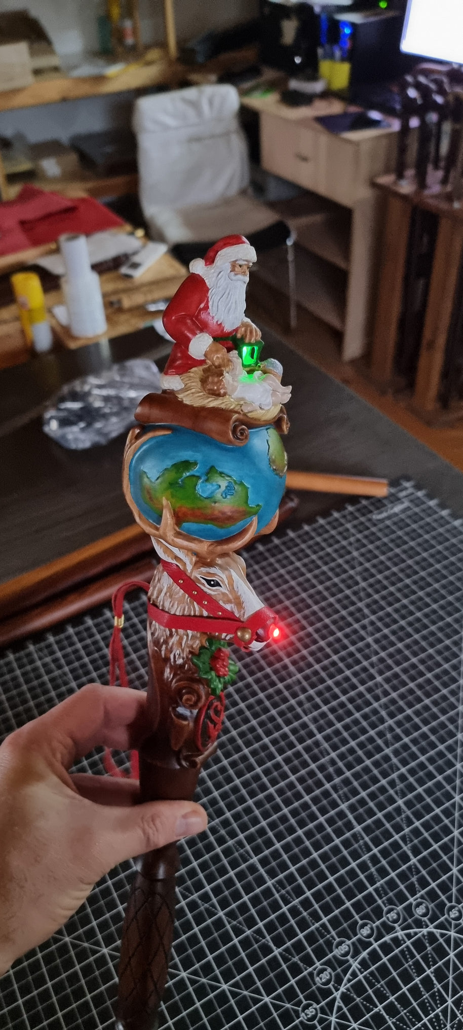 Bâton de marche en bois pour le Père Noël, sculpté de Rudolph le renne et de l'Enfant Jésus