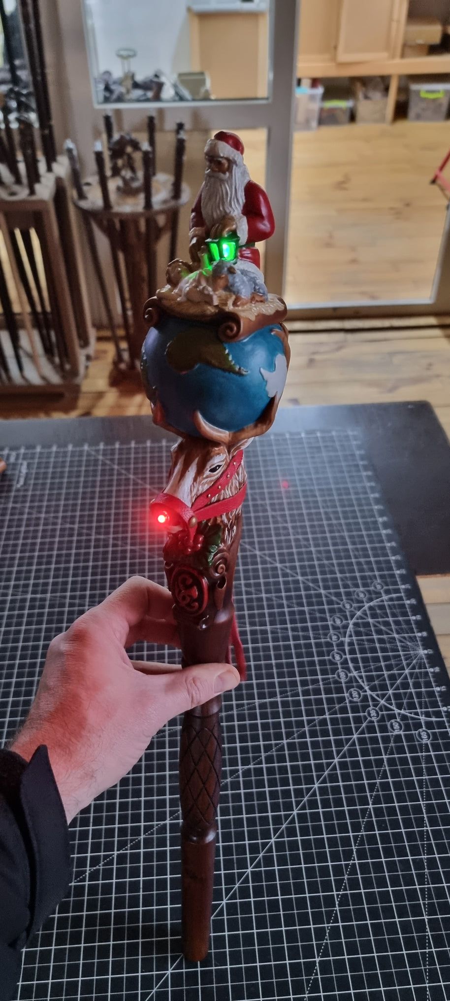 Bâton de marche en bois pour le Père Noël, sculpté de Rudolph le renne et de l'Enfant Jésus