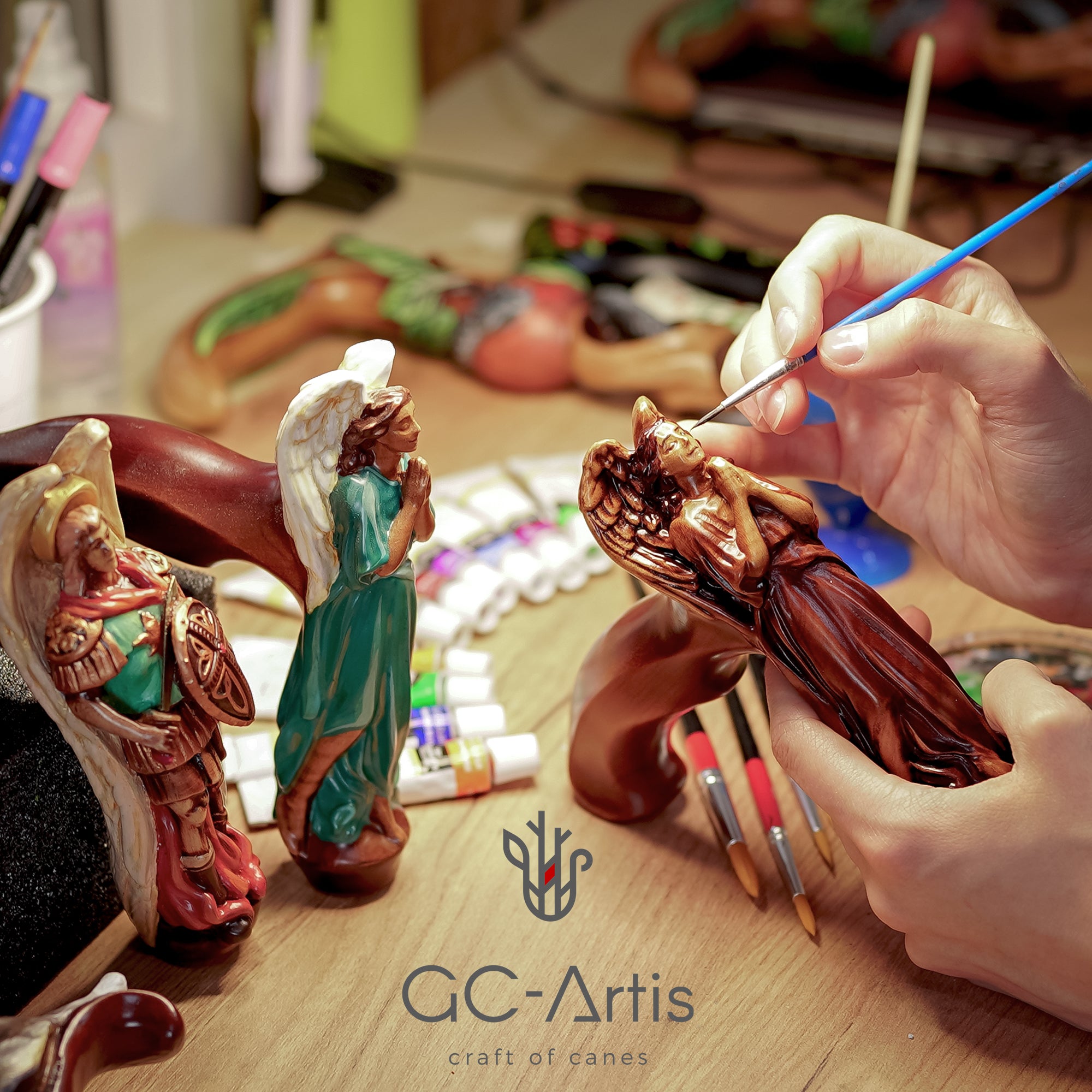 Жіноча дерев'яна палиця-тростина, що молиться, з ангелом