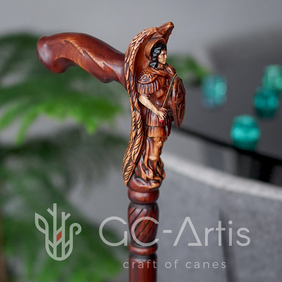 Canne de marche en bois sculpté de l'archange Saint Michel