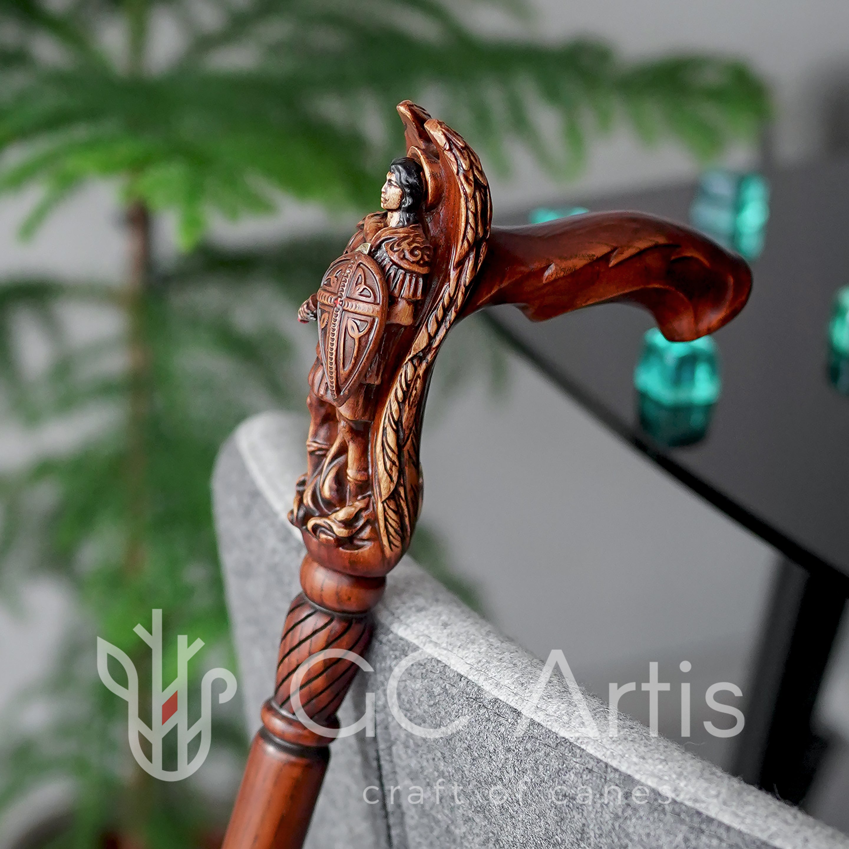 Дерев'яна різьблена тростина Архангела Михаїла