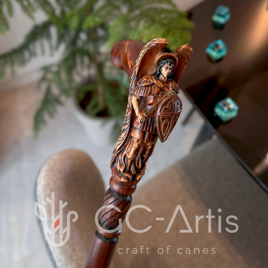 Canne de marche en bois sculpté de l'archange Saint Michel