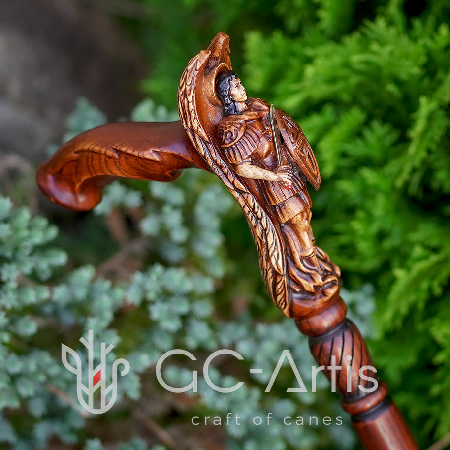 Canne de marche en bois sculpté de l'archange Saint Michel