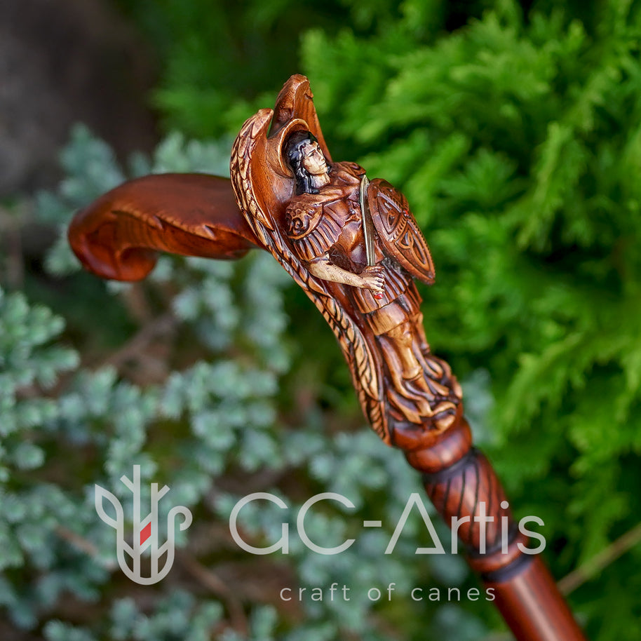Canne de marche en bois sculpté de l'archange Saint Michel