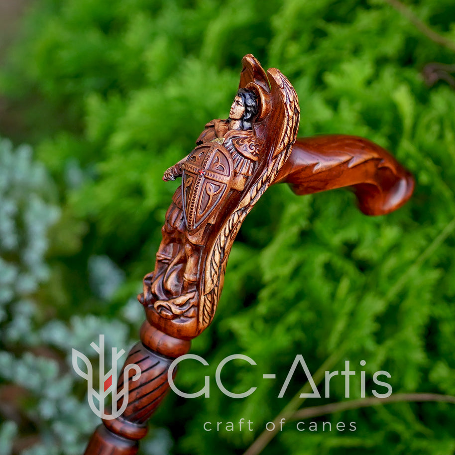 Canne de marche en bois sculpté de l'archange Saint Michel