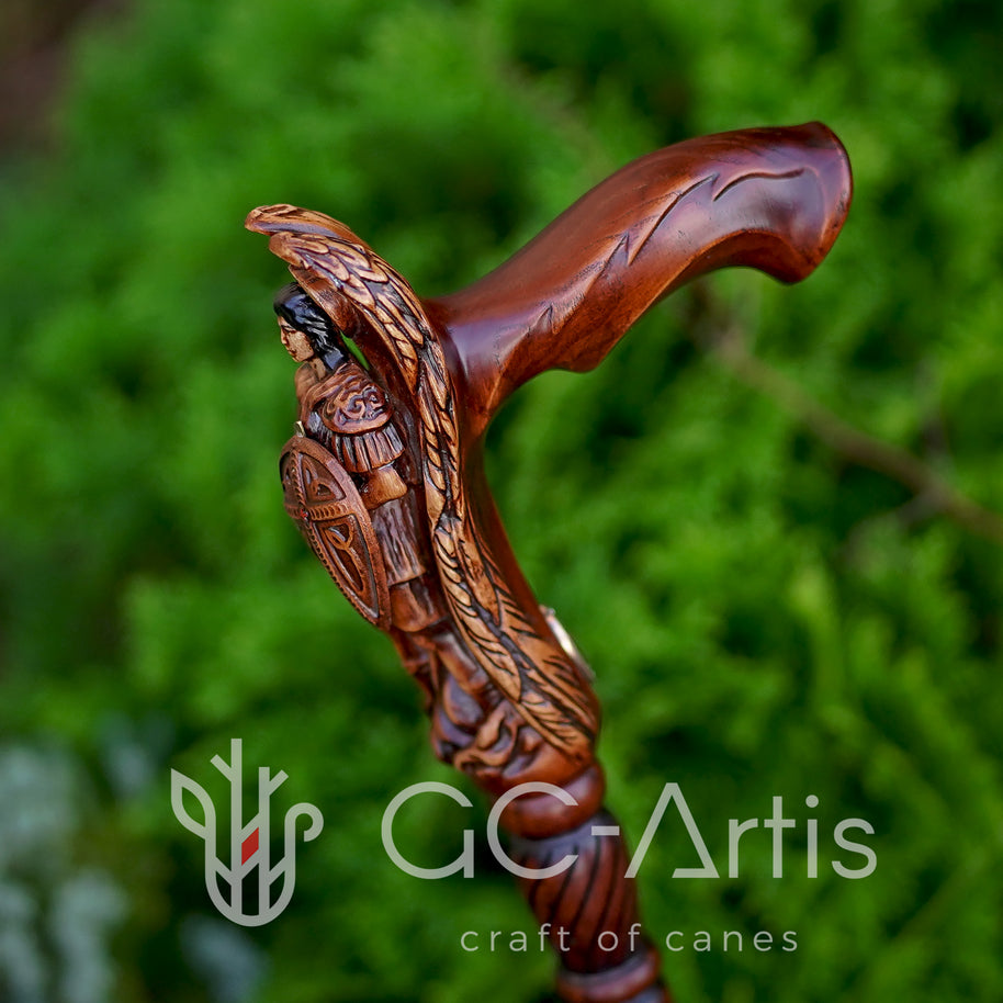 Canne de marche en bois sculpté de l'archange Saint Michel