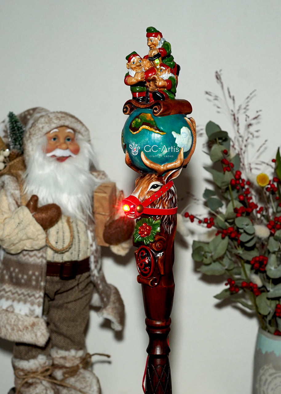 Bâton de marche en bois pour le Père Noël, canne sculptée avec le renne Rudolph et des lutins