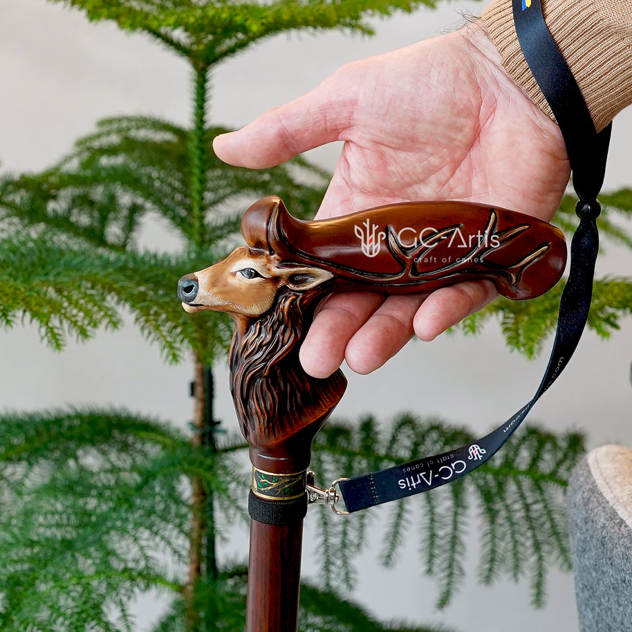 Tête de cerf - Canne de marche en bois peinte à la main
