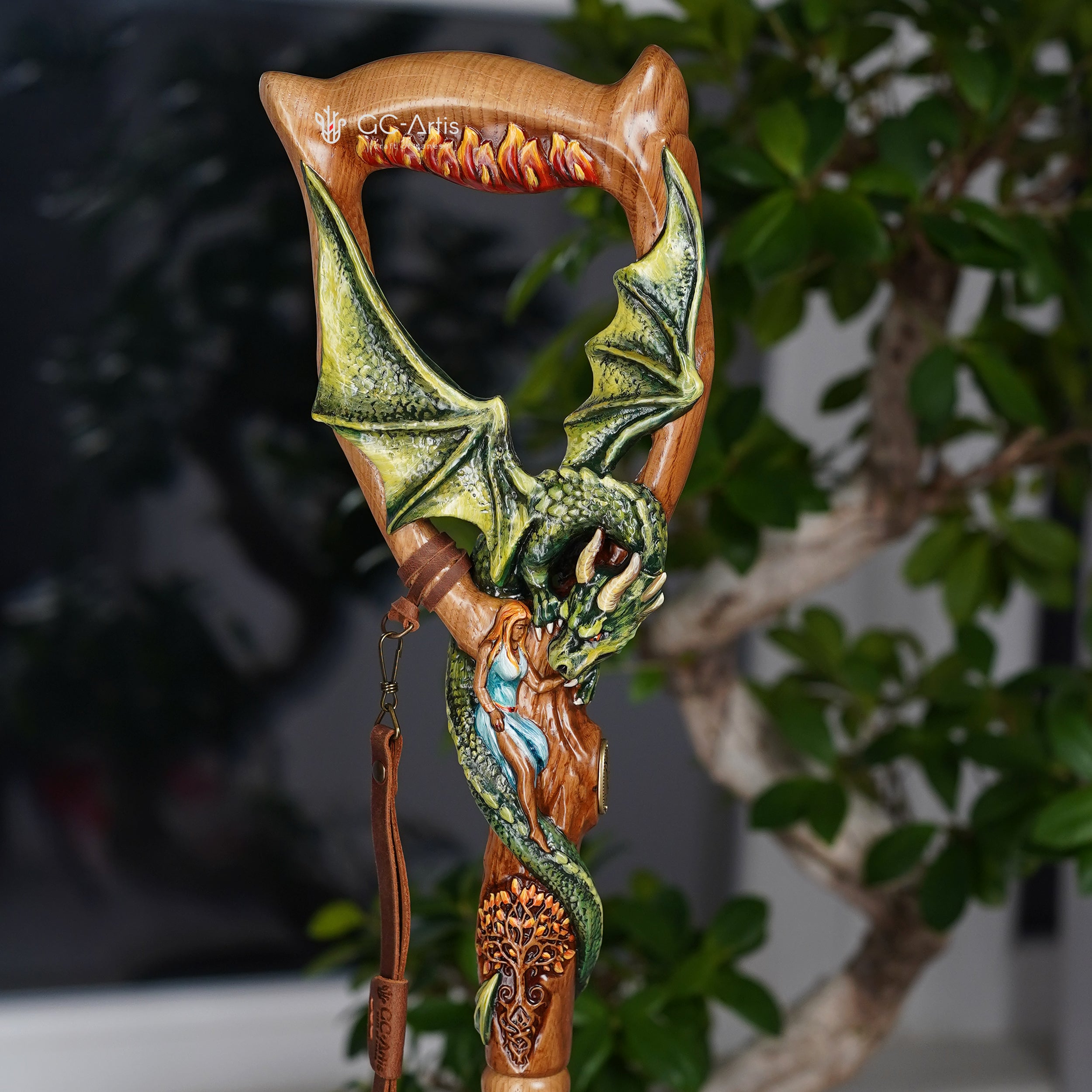 Bastón de madera clara estilo celta con dragón alado