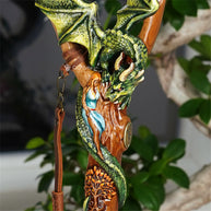 Bastón de madera clara estilo celta con dragón alado