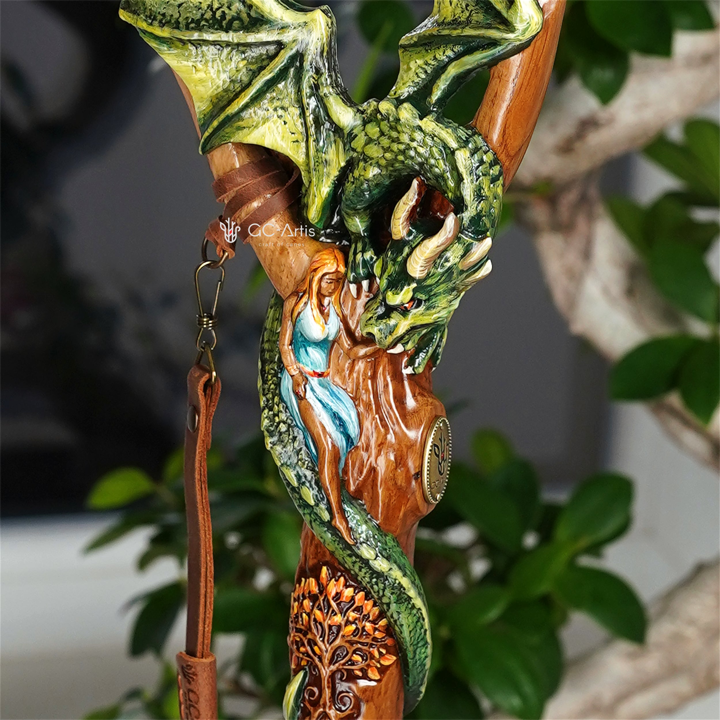 Bastón de madera clara estilo celta con dragón alado