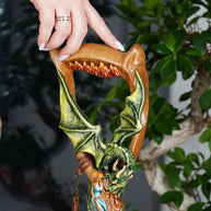 Bastón de madera clara estilo celta con dragón alado