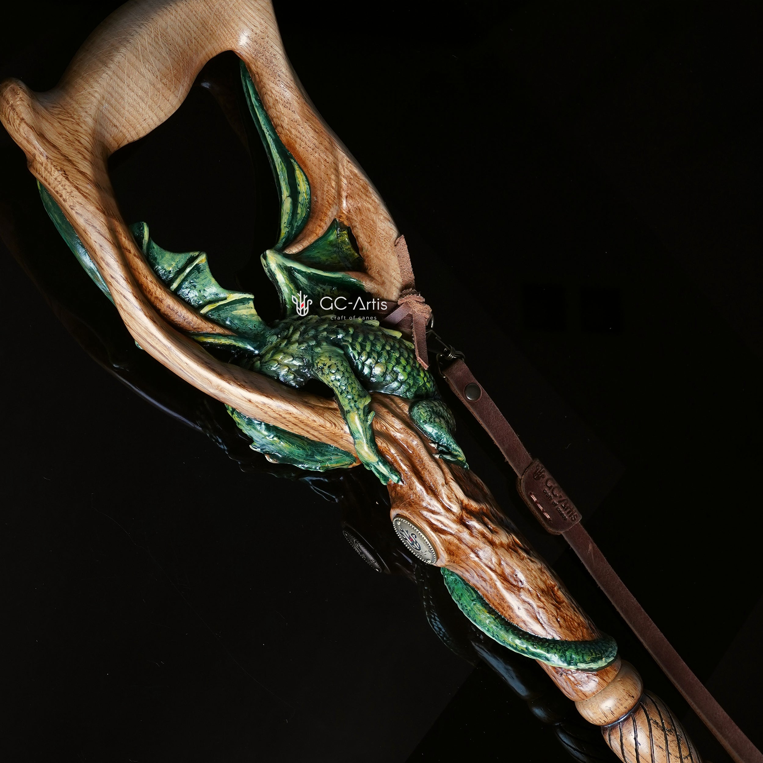 Bastón de madera clara estilo celta con dragón alado