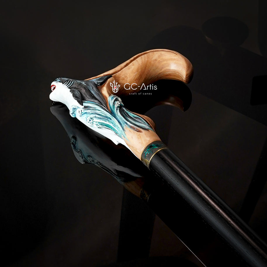 Canne de marche en bois clair motif requin peint à la main, style marin