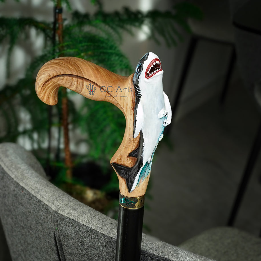 Canne de marche en bois clair motif requin peint à la main, style marin