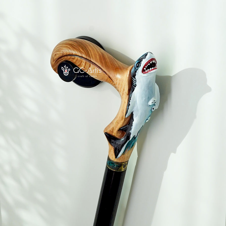 Canne de marche en bois clair motif requin peint à la main, style marin