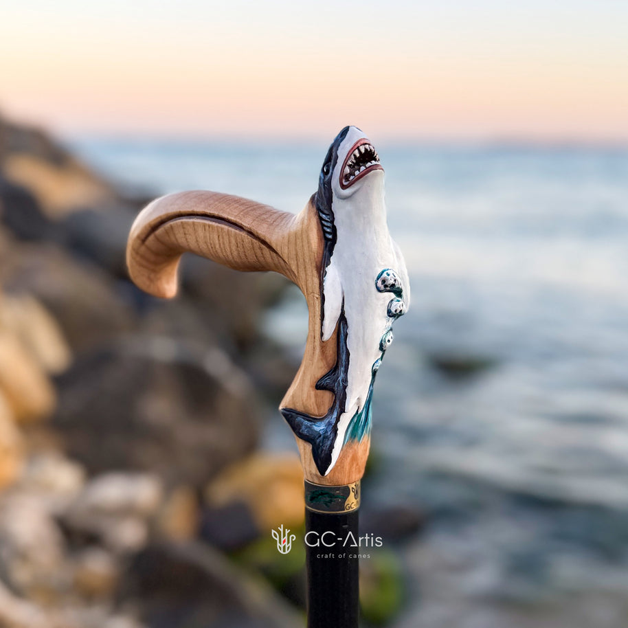 Canne de marche en bois clair motif requin peint à la main, style marin