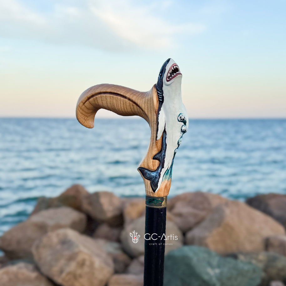 Canne de marche en bois clair motif requin peint à la main, style marin