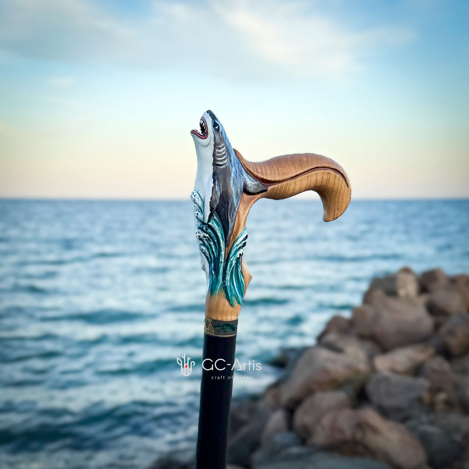 Canne de marche en bois clair motif requin peint à la main, style marin