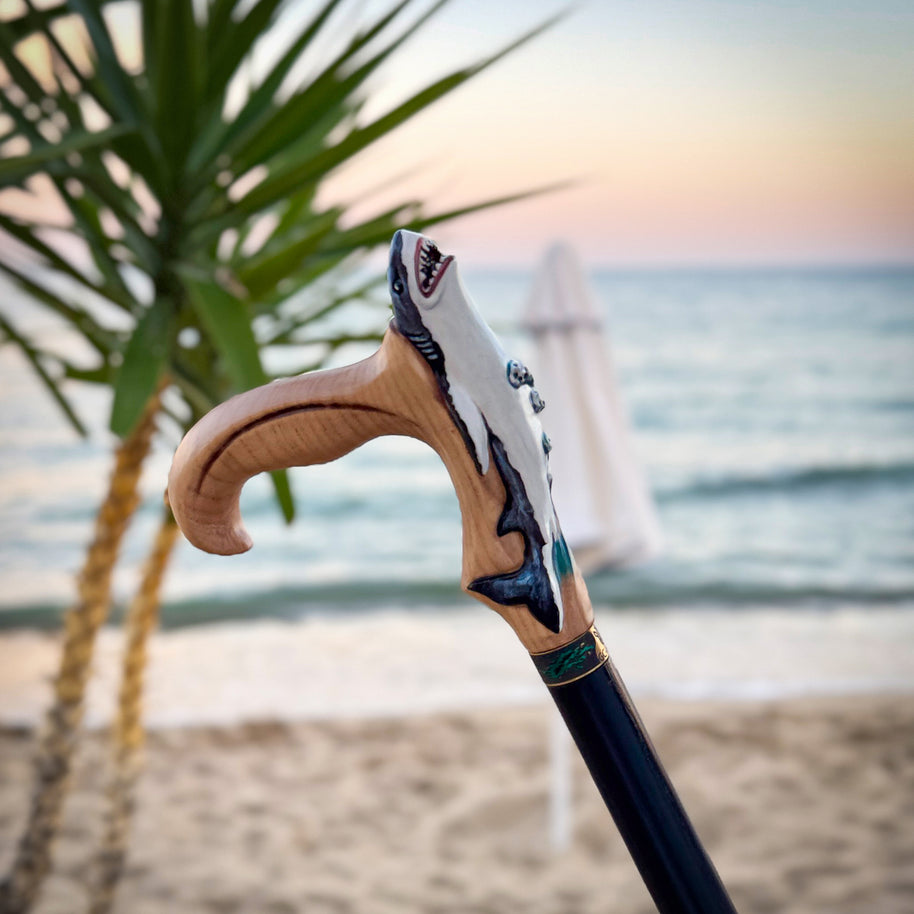 Canne de marche en bois clair motif requin peint à la main, style marin