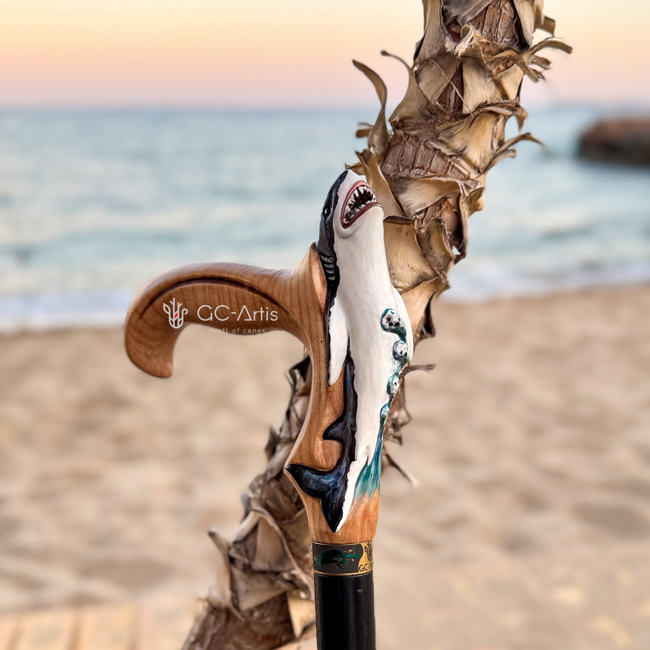 Canne de marche en bois clair motif requin peint à la main, style marin