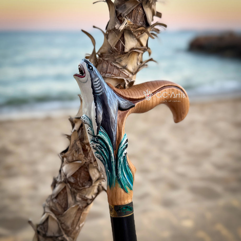 Canne de marche en bois clair motif requin peint à la main, style marin