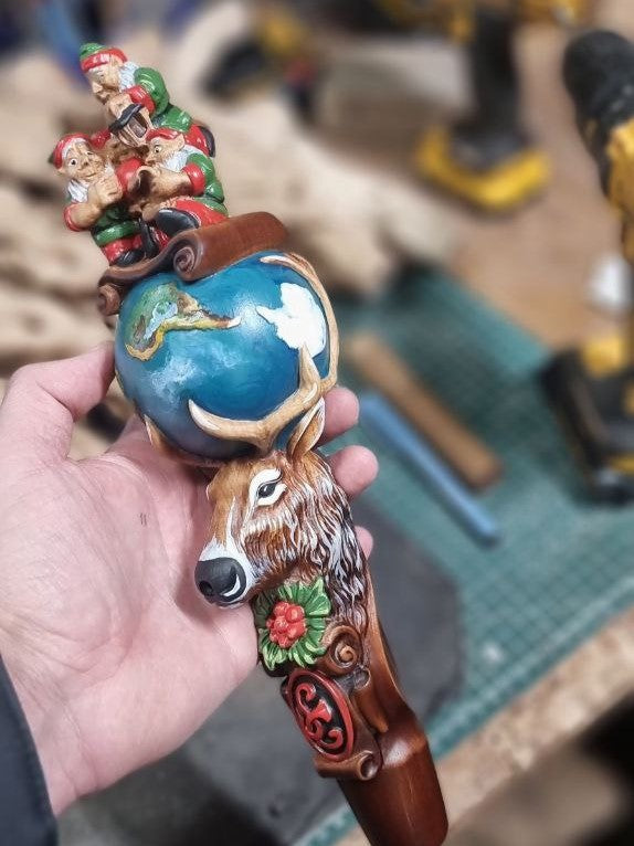 Bâton de marche en bois pour le Père Noël, canne sculptée avec le renne Rudolph et des lutins