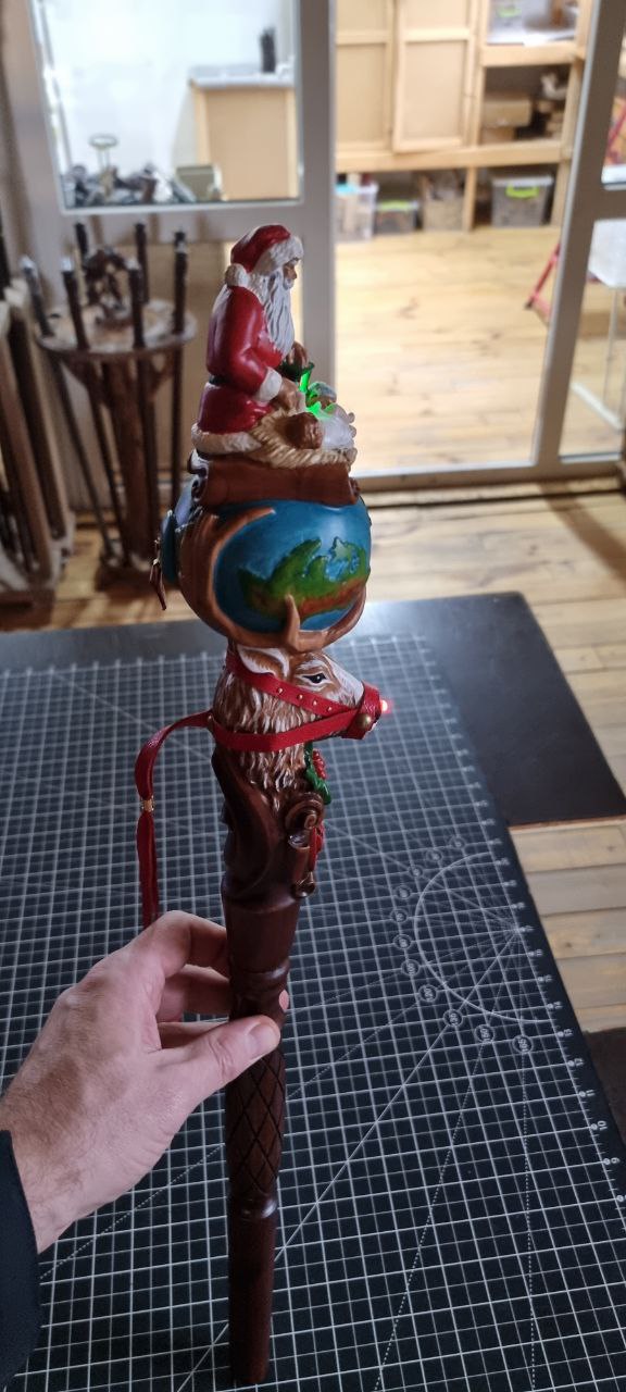 Bâton de marche en bois pour le Père Noël, sculpté de Rudolph le renne et de l'Enfant Jésus
