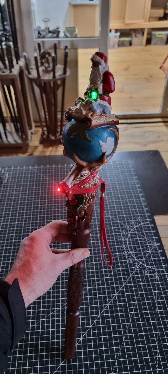 Bâton de marche en bois pour le Père Noël, sculpté de Rudolph le renne et de l'Enfant Jésus