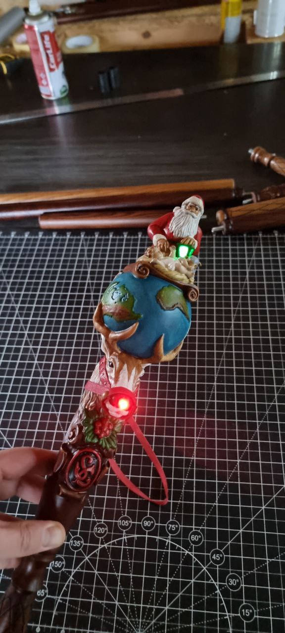 Bâton de marche en bois pour le Père Noël, sculpté de Rudolph le renne et de l'Enfant Jésus