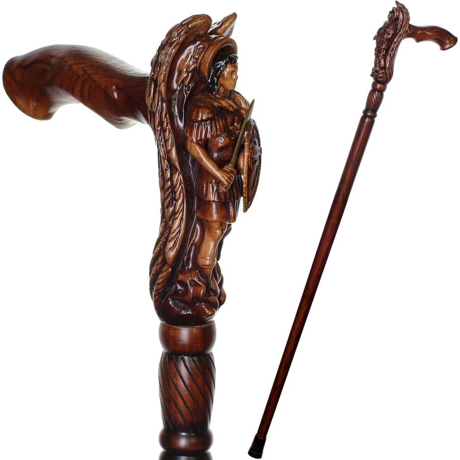 Canne de marche en bois sculpté de l'archange Saint Michel