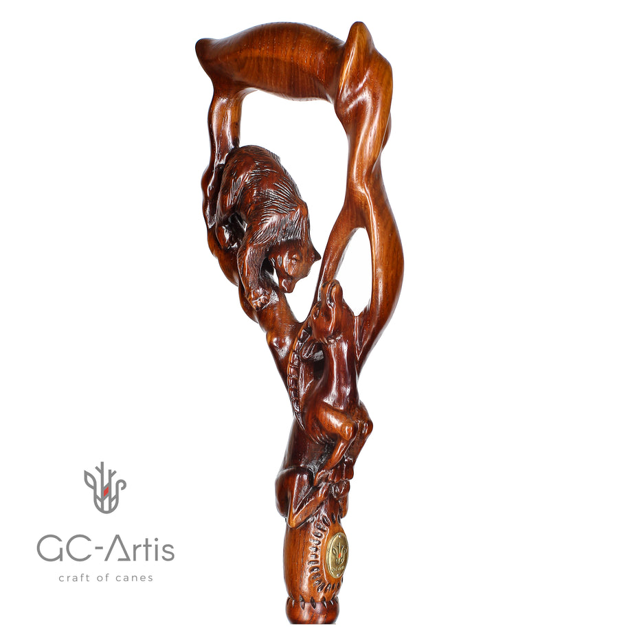 Canne de marche sculptée en bois OURS chassant une gazelle