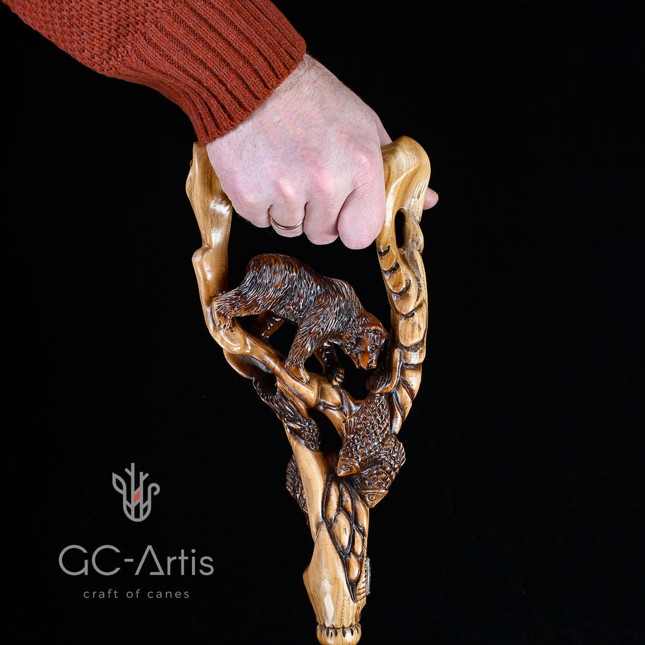 Canne de marche en bois clair avec ours pêchant le saumon