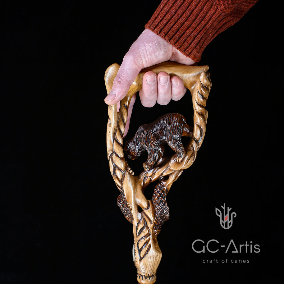 Canne de marche en bois clair avec ours pêchant le saumon