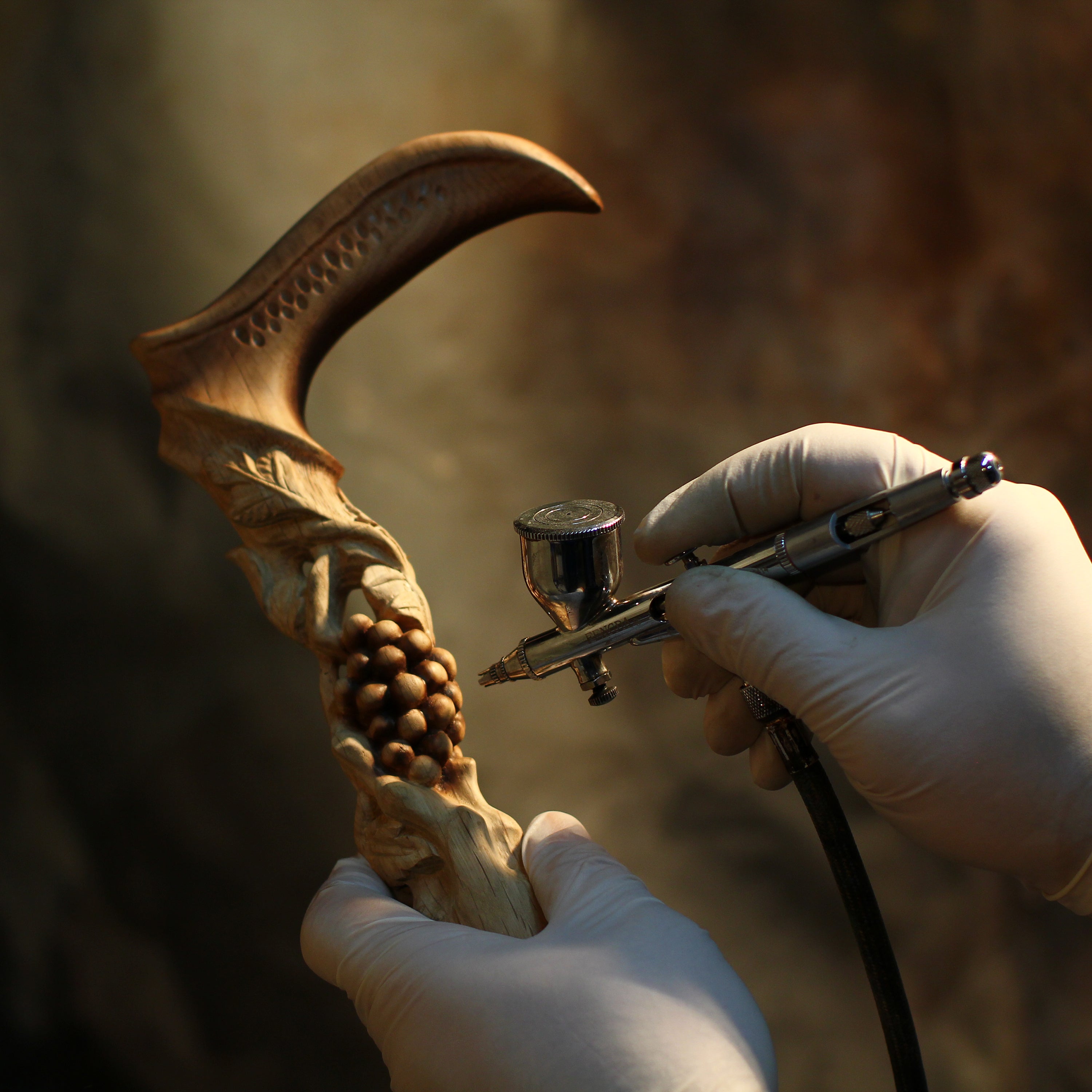 Дерев'яна тростина з багатим гравіюванням винограду та лоз