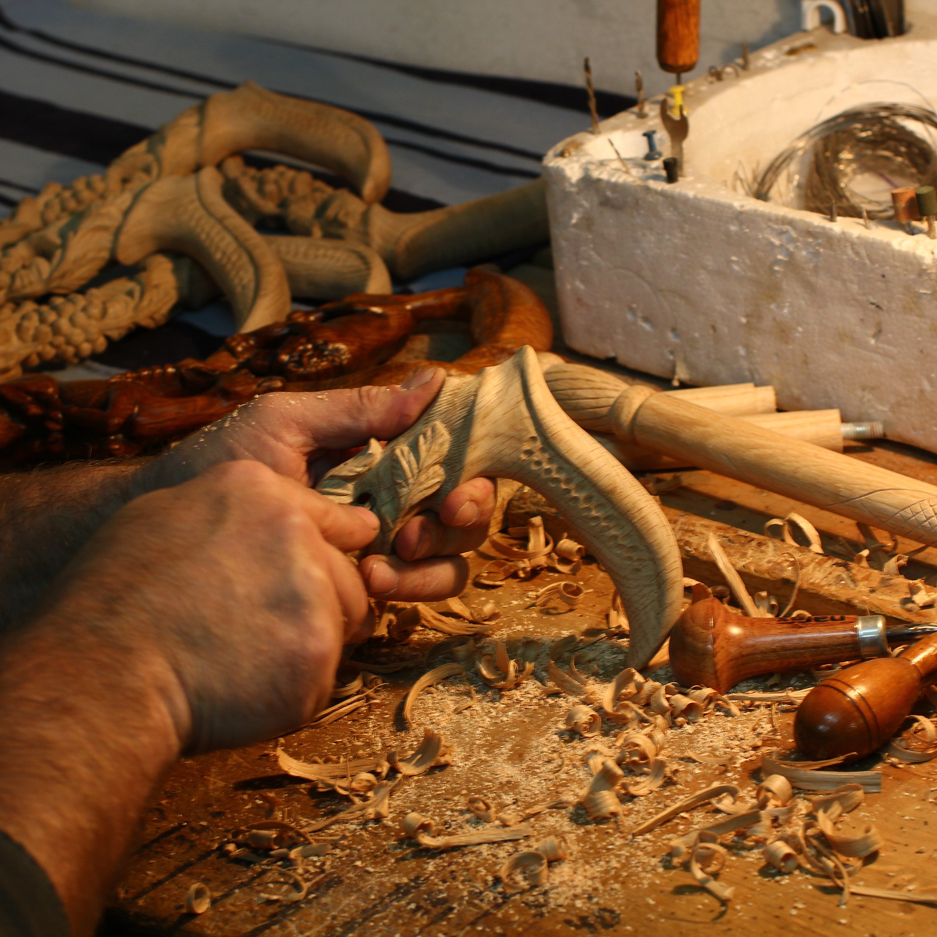 Дерев'яна тростина з багатим гравіюванням винограду та лоз