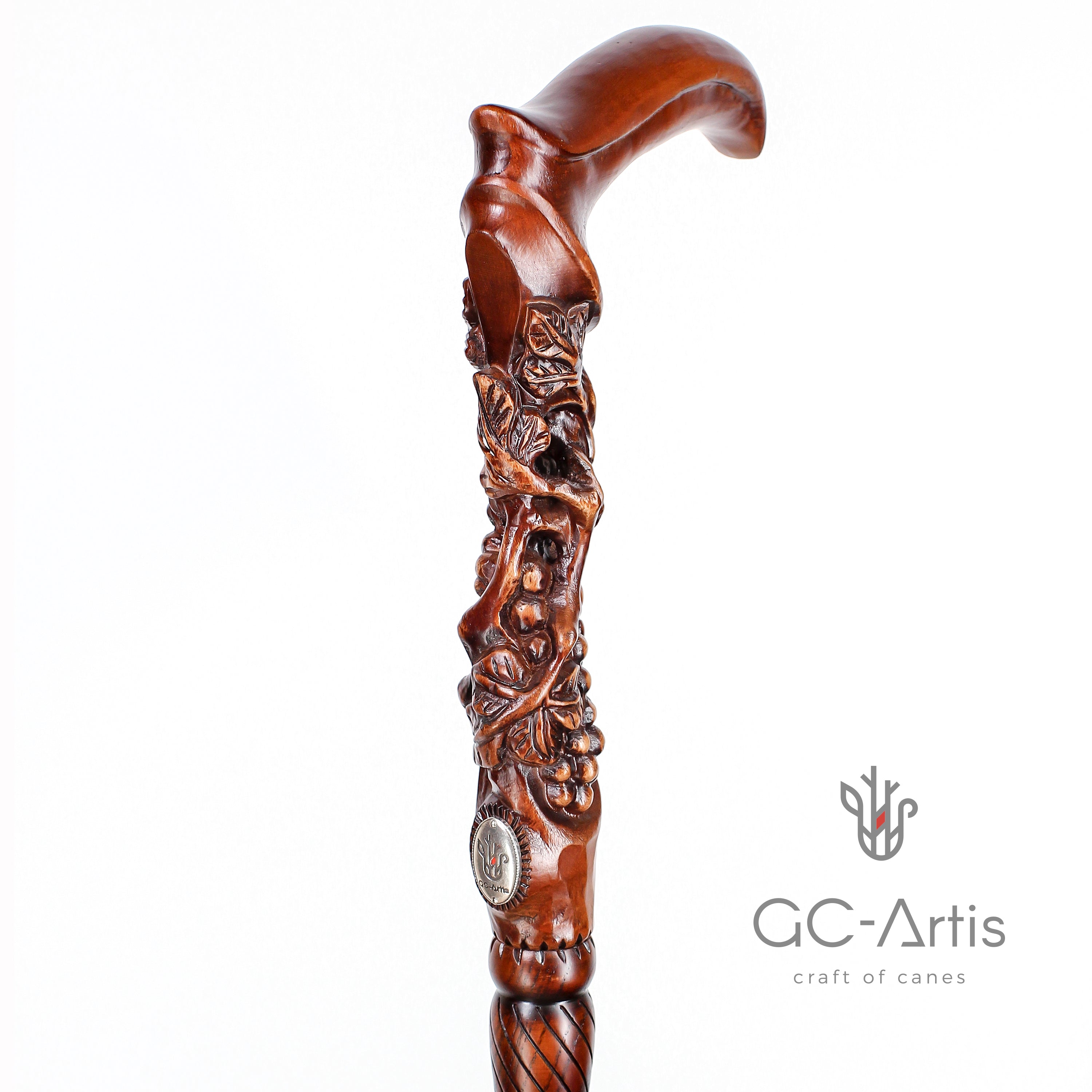 Дерев'яна тростина з багатим гравіюванням винограду та лоз