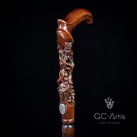 Дерев'яна тростина з багатим гравіюванням винограду та лоз