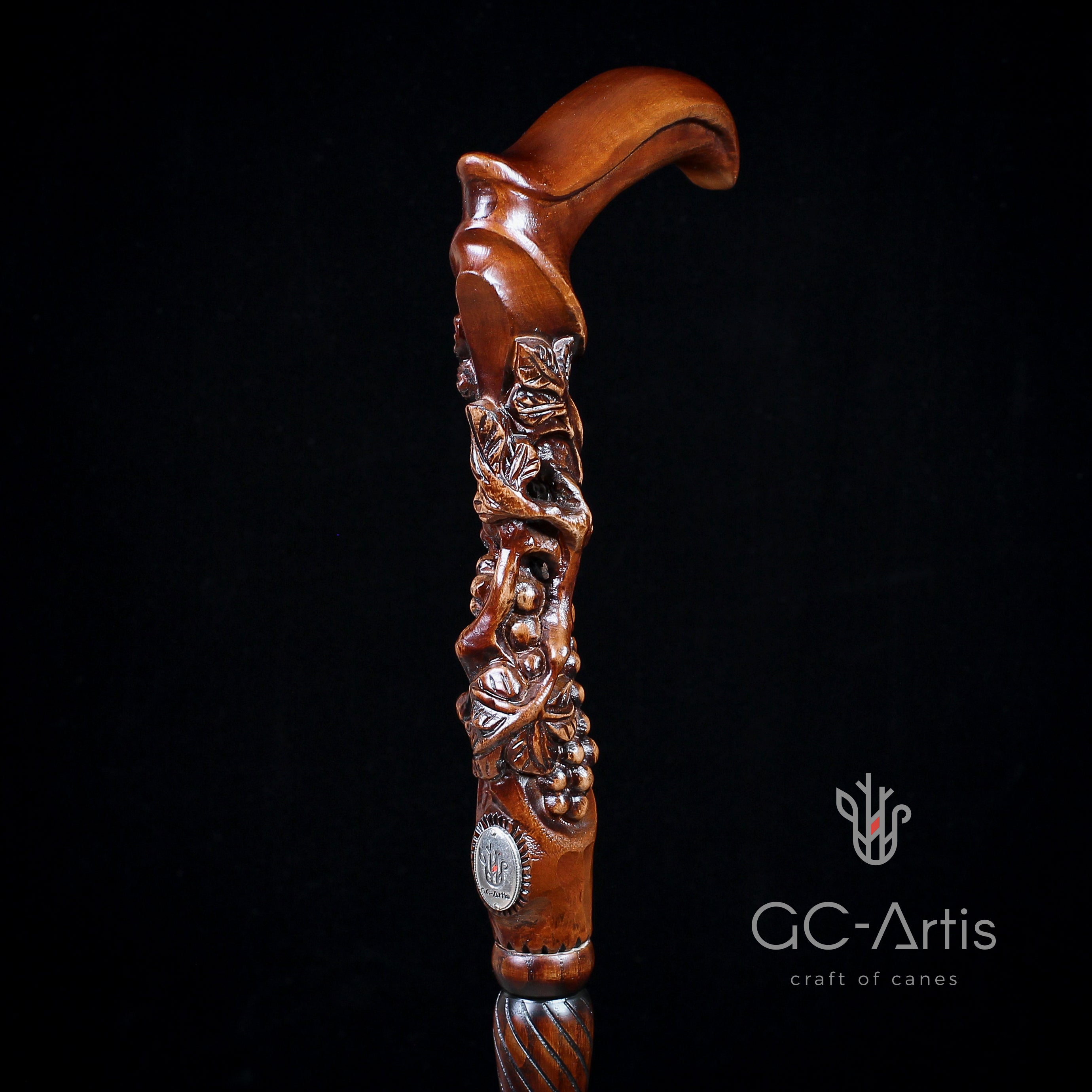 Дерев'яна тростина з багатим гравіюванням винограду та лоз