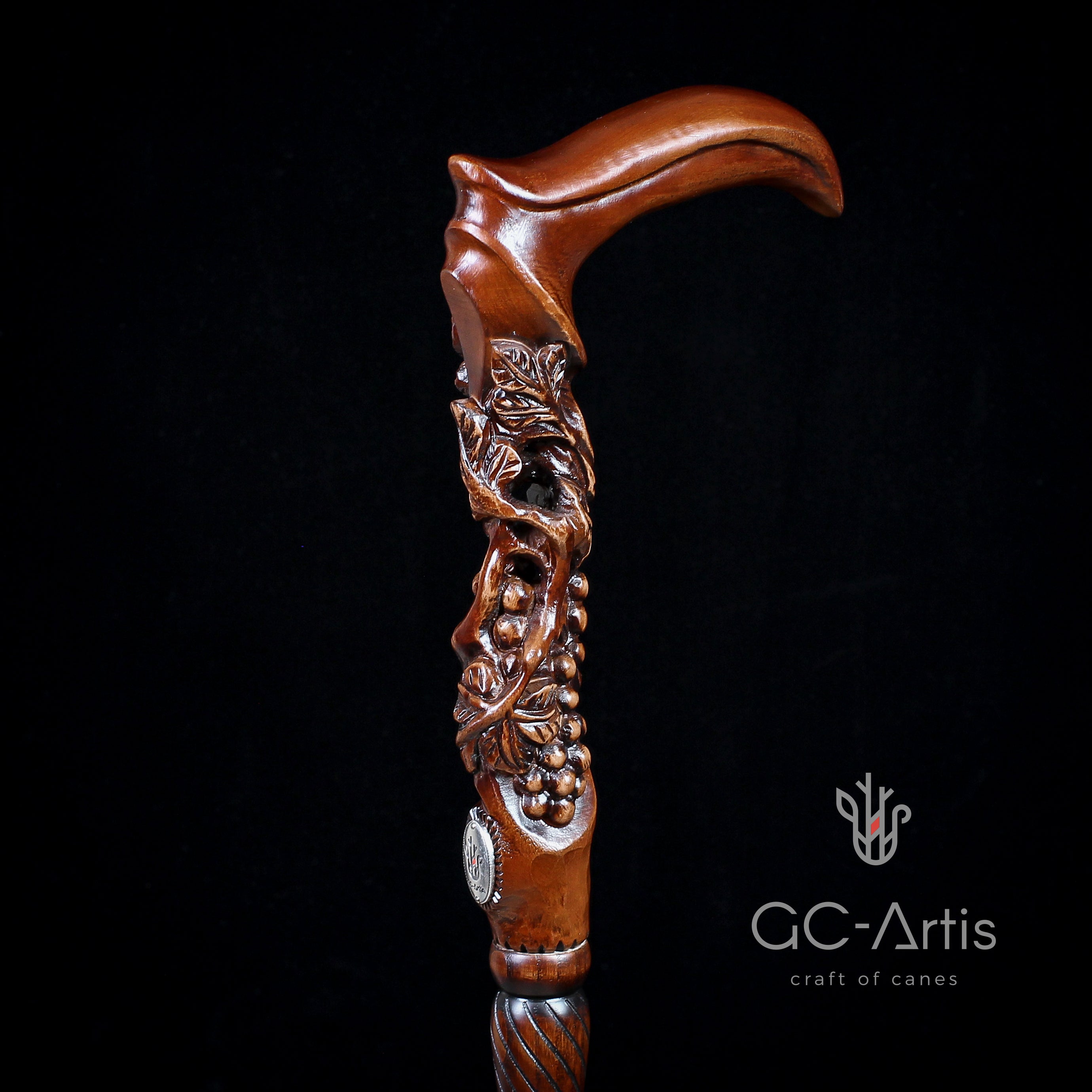 Дерев'яна тростина з багатим гравіюванням винограду та лоз