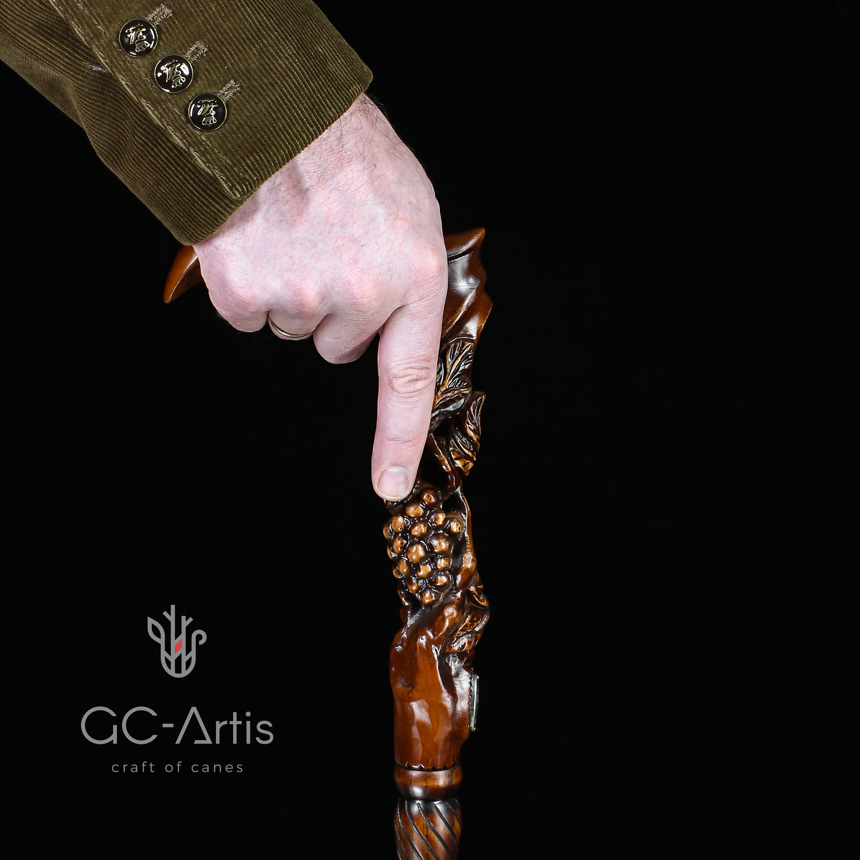 Дерев'яна тростина з багатим гравіюванням винограду та лоз