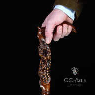 Дерев'яна тростина з багатим гравіюванням винограду та лоз